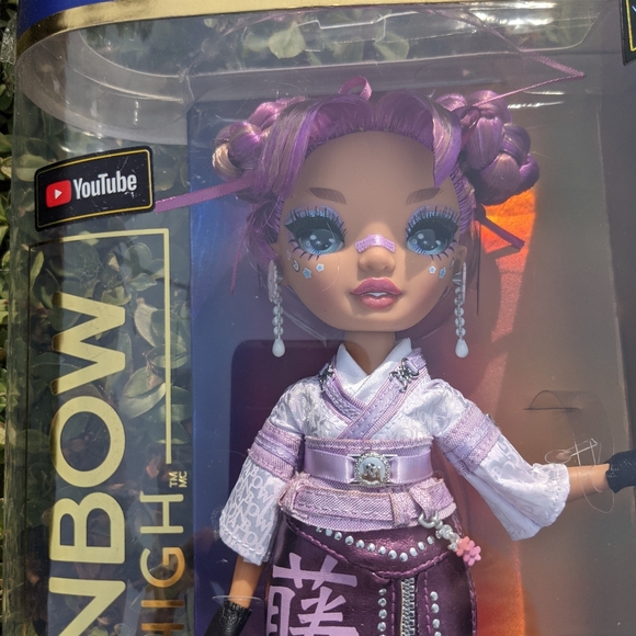 Rainbow High Lila Yamamoto Fashion Doll w/ 2 Designer Outfits + 2 BONUS Tins - Picture 13 of 13